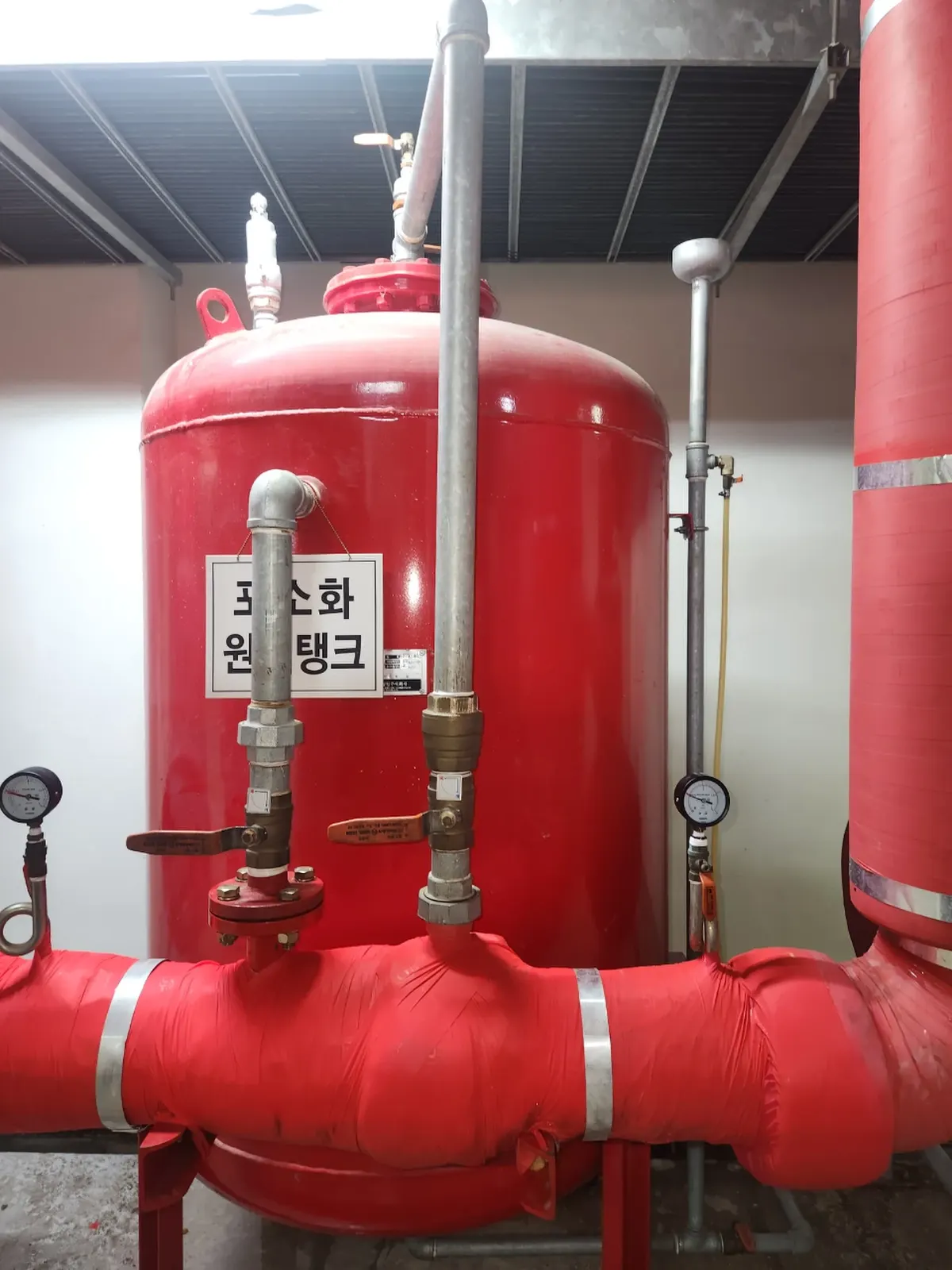 포트레일러 상단 주입구와 밸브